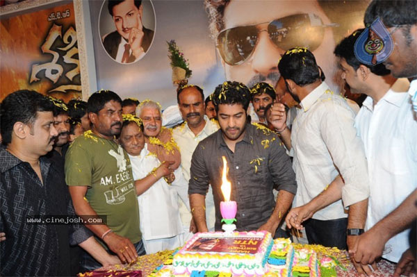 star heroes,star heroes birthday,no cake cuttings,ntr,ram,ram charan,allu arjun  మన హీరోలు కేక్‌లు కోయడం లేదు!